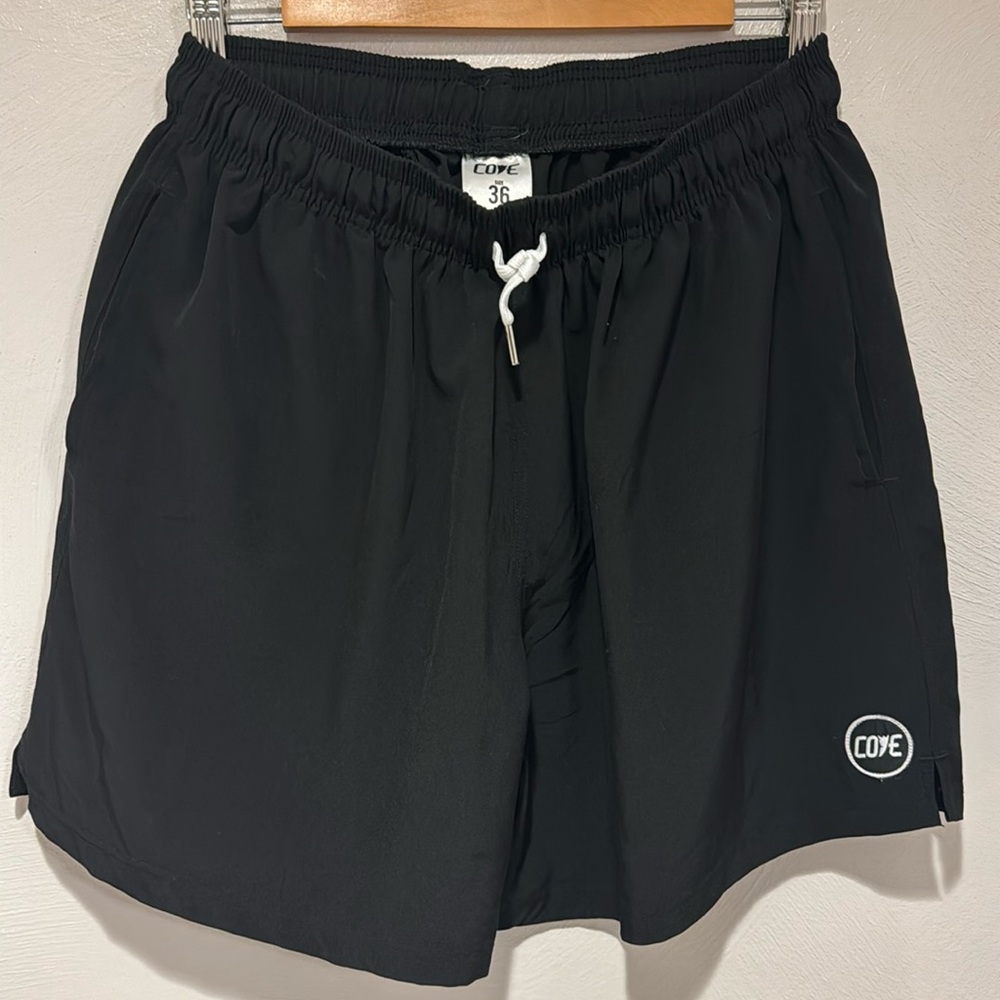 Size 36 Cove USA black 5 in shorts